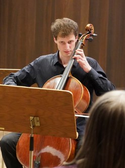 Konzentriert und mit Ausdruckskraft interpretierte Bence Temesvári ein Werk von Morgana Petrik.