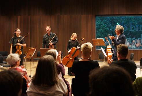 Applaus erhielten Amelie David-Kaufmann (Violine), Christian Kaufmann (Viola) und Hannah Amann (Violoncello) nach der Aufführung von drei Streichtrios auch vom Dirigenten Marcus Nigsch. 