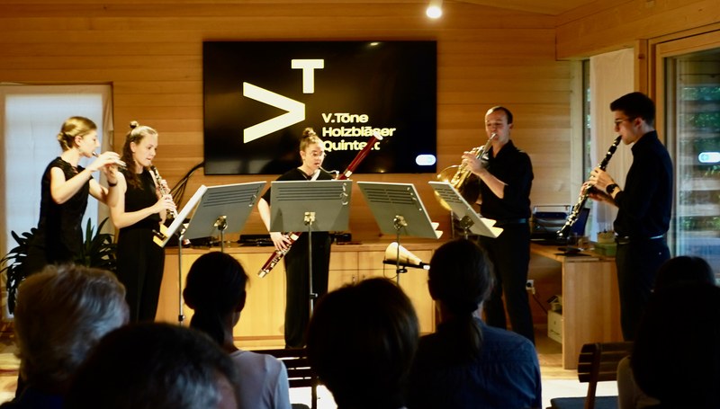 Das V.Töne Holzbläser Quintett verband Musik mit einem Schiffstau, Pizzagewürz, Liptauer, Käse und Schokolade, einem Minenspiel und Augenmasken.