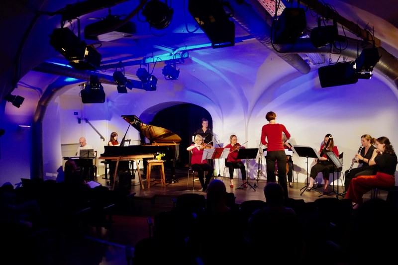 Das Ensemble Reconsil unter der Leitung von Antonina Kalechyts begeisterte beim diesjährigen Schallwende-Festival im Feldkircher Schaumarkttheater.
