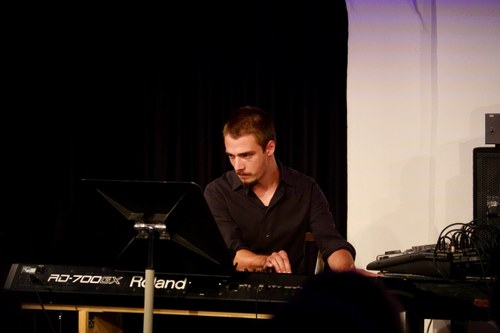 Raphael Lins am Synthesizer bei der Uraufführung seines Werkes „2N 3055".