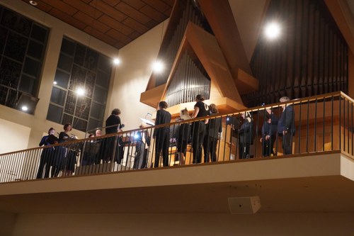 Zur Uraufführung von Michael Mautners „Sonnengesang“ versammelten sich die Mitwirkenden auf der Seitenempore rund um die Orgel.