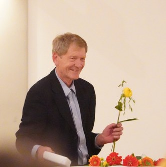 Willibald Feinig las aus der Franziskus-Biografie von Julien Green und bedankte sich am Schluss bei allen Mitwirkenden.