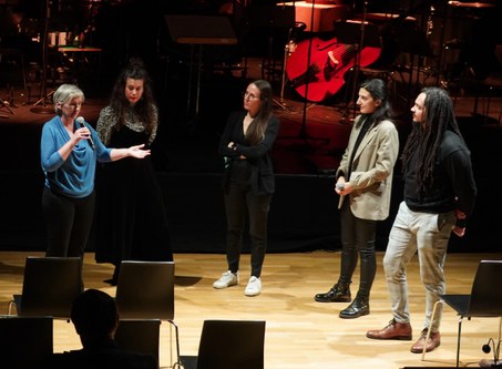 Die künstlerische Leiterin der Bludenzer Tage zeitgemäßer Musik, Clara Iannotta, führte Gespräche mit zahlreichen anwesenden Komponist:innen. (Karen Power, Georgia Koumará, Clara Iannotta, Giulia Monducci und Jessie Cox (v.l.n.r.))