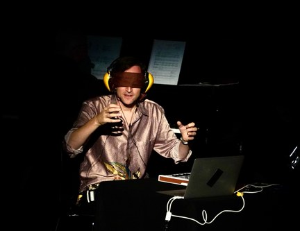 Während der Performance agierte der Komponist als Nichthörender und -sehender und verstärkte dadurch die unterschwellige Anspannung. 