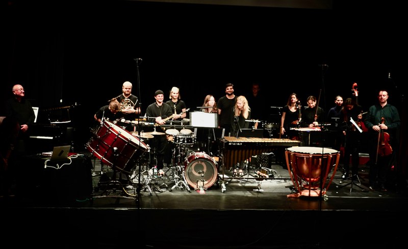Der Instrumentale Theater von Neil Luck stellte Profis, Studierende und den Komponisten auf ein spannungsgeladenes musikalisches Miteinander.
