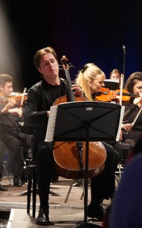 Alexey Stadler imponierte als Solist des Cellokonzertes von Gerald Resch.