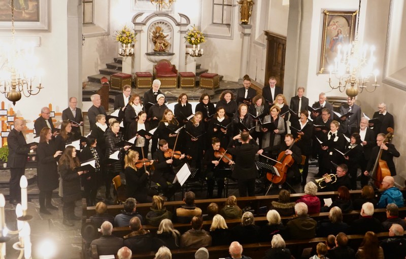Das Abschlusskonzert der Basilikakonzerte Rankweil mit dem Gioia Chor unter der Leitung von Philipp Nesensohn versetzte das Publikum im bis auf den letzten Platz besetzten Kirchenraum in Jubelstimmung.