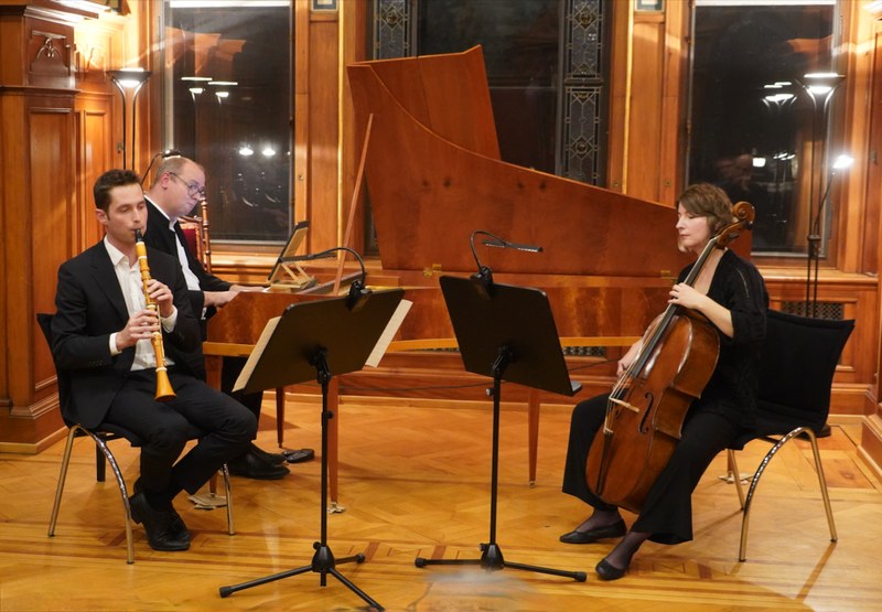 Der Klarinettist Jure Robek, Martin Gallez am Hammerklavier und die Cellistin Bianca Riesner ließen die Freude am kammermusikalischen Dialog hochleben.