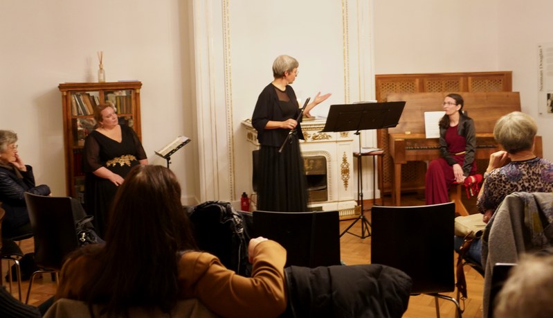 Die Sopranistin Anna Willerding, Barbara Nägele am Csakan und Eva-Maria Hamberger musizierten leidenschaftlich.