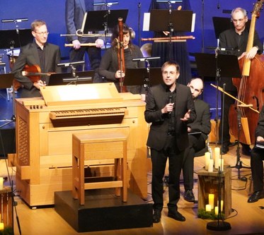Johannes Hämmerle musizierte an der schönen Enzenhofer-Orgel, leitete das Orchester und das Vokalquartett und stellte die unterschiedlichen Werkzugänge informativ und humorvoll dar.