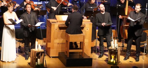 Die Solist:innen Anna Geschwend (Sopran), Yosemeh Adjei (Alt), Jakob Pilgram (Tenor) und Maximilian Schnabel (Bass) ergänzten sich stimmlich auch im Vokalquartett hervorragend.