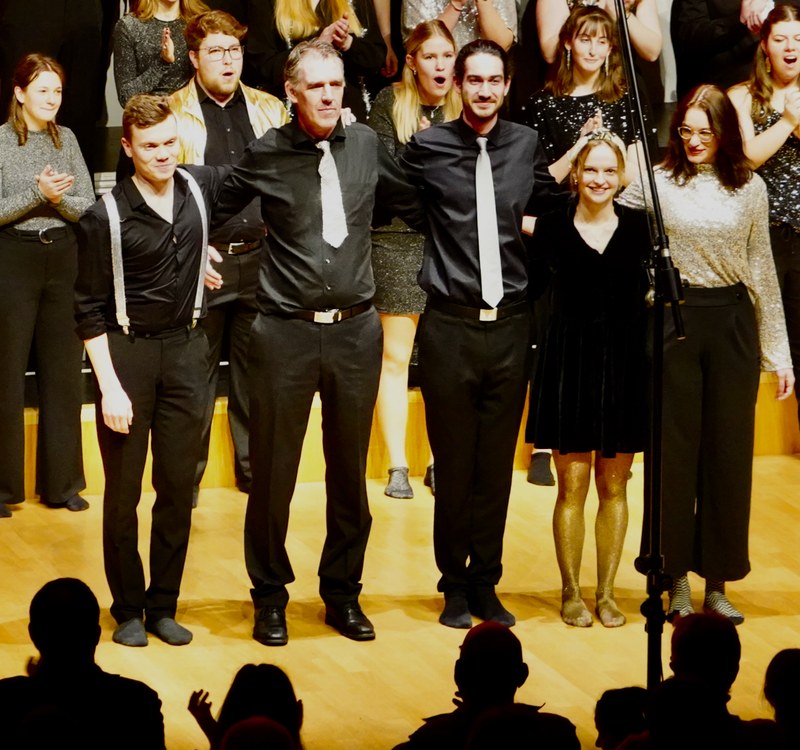 Jakob Peböck, Paul Burtscher, Christoph Hartmann, Julia Schelling und Sara Hörbarer wurden als Chorleiter:innen stürmisch gefeiert.