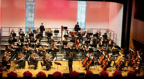 Verstärkung erhielten die Orchestermitglieder von einigen Lehrenden.