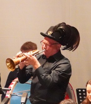 Alfons Degasper spielte den Solopart in Carl Michael Ziehrers „Der Vater des Regiments" auf einem historischen Flügelhorn.