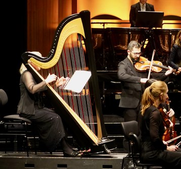 Nikita Gerkusov an der Bratsche intonierte das „Heldenthema" in der Symphonie von Hector Berlioz im Zusammenspiel mit der Harfenistin.