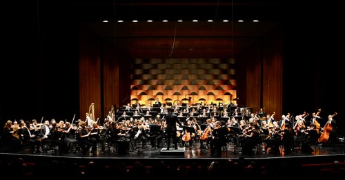120 Musiker:innen vor und hinter der Bühne bildeten das riesige Orchester zur Darbietung von Richard Strauss' „Alpensinfonie".