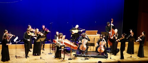 Die beschwingten Ecksätze der Vivaldi-Concerti und das sensible Zusammenwirken der Solistin mit den Orchestermusiker:innen vermittelte einen lebensfrohen Elan.