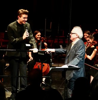 Der musikalische Leiter Tobias Grabher und Michael Köhlmeier tauschen sich auch über ihre Lieblingsfilme aus.