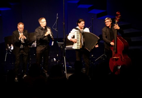 Die Musiker versetzten das Publikum mit ihrem souveränen Spiel in Feierlaune.