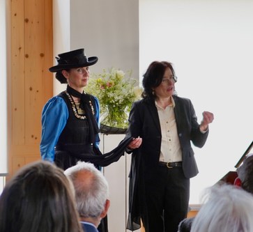 Maria Rose Steurer-Lang erzählte viel Wissenswertes und die Juppenträgerin Doris Kranzelbinder führte die noble Bregenzerwälder Tracht vor.  