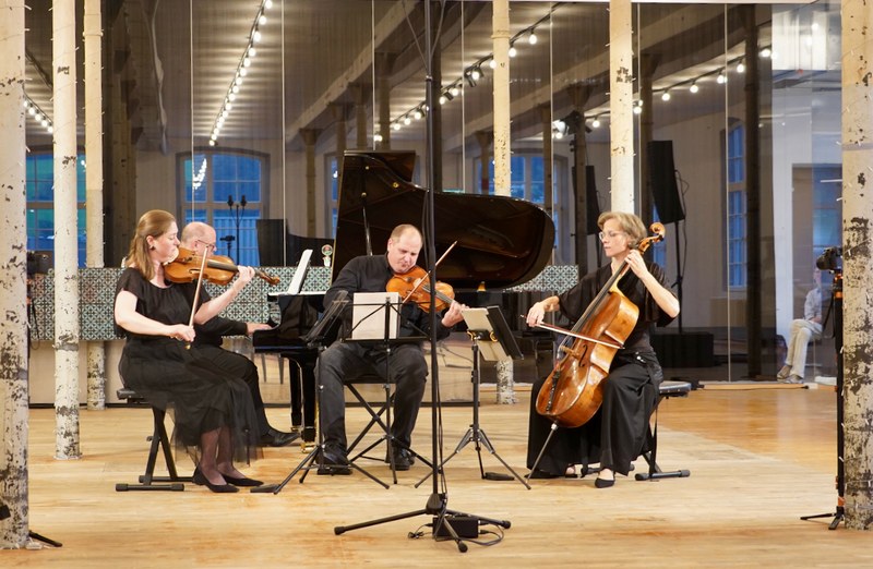 Das Ensemble Plus entfaltete im Kammerkonzert mit Wohnzimmeratmosphäre einen mitreißenden Sog.