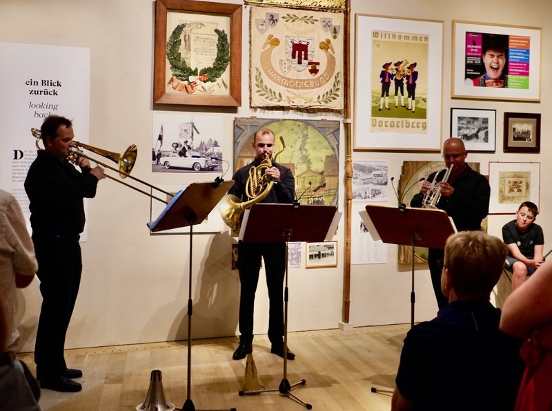 Christian Löw, Michael Stückler und Wolfgang Pfistermüller begeisterten die Konzertbesucher:innen im vorarlberg museum mit ihrem sympathischen Auftreten und der virtuosen Spielart.
