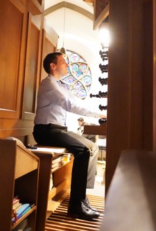 Johannes Hämmerle trat in Händels Feuerwerksmusik und Bruckners Antiphon „Toto pulchra es Maria“ in einen schönen Dialog mit dem Bläserquartett.