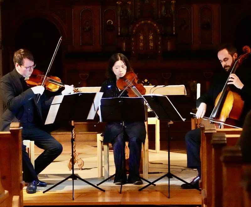 Lukas Hamberger, Soko Yoshida und Carlos Leal Cardín musizierten im feinen Ambiente des Feldkircher Franziskanerklosters.
