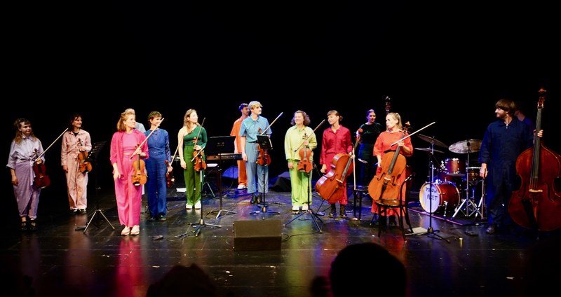 Die bunten Farben des Musiker:innenkollektivs rund um Sophie Torbos, Rahel Rupprechter und Xenia Rubin trugen unter anderem das kritische Hinterfragen von Konventionen nach außen.