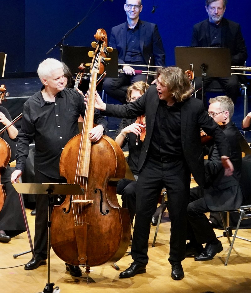 David Sinclair und der Bassbariton Matthias Hoffmann begeisterten das Publikum mit ihrer Version des berühmten Duetts „Là ci darem la mano“. Der Kontrabass machte als Zerlina eine gute Figur.