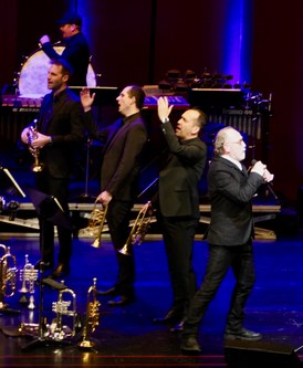 Viel mehr als eine Lesung mit Musik boten Pro Brass und Karl Markovics eine musiktheatralische Performance.