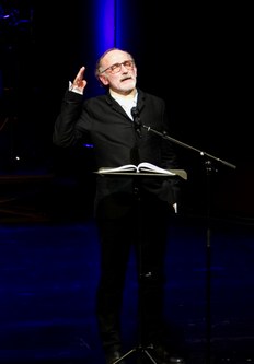 Karl Markovics charakterisierte die Protagonisten aus „Die letzten Tagen der Menschheit" mitreißend.