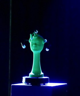 Die künstliche Intelligenz, in Gestalt einer Büste auf einem Staubsaugerroboter und kindlicher Stimme, bot eine sympathische Moderation.