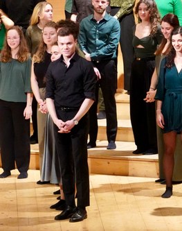 Jakob Peböck hat „Voices“ vor einem Jahr übernommen. Bescheiden stellte er sich nicht in den Vordergrund, sondern stets zu seinen Sängerfreund:innen.