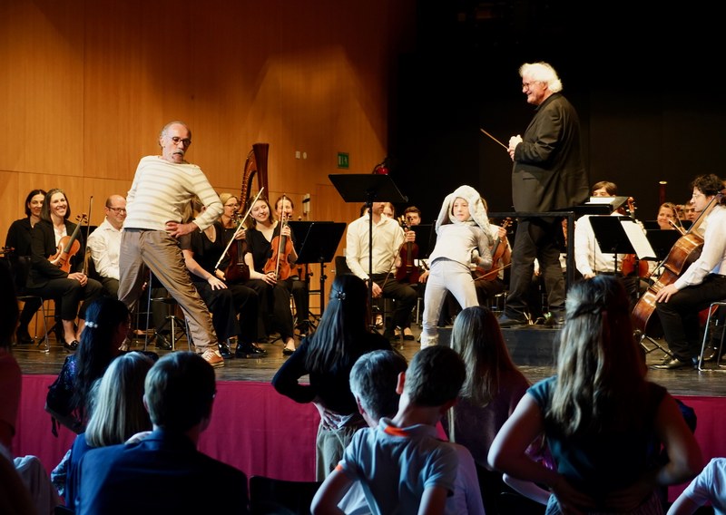 Viel Spaß hatte das Publikum mit Poulencs Babar, dem Elefanten, den das Collegium Instrumentale Dornbirn und Guntram Simma musikalisch, Karl Markovics mit Ringelshirt (wie ein Zebra) als Erzähler und Elenor Ouschan als kleiner Elefant schwungvoll auf die Bühne brachten.