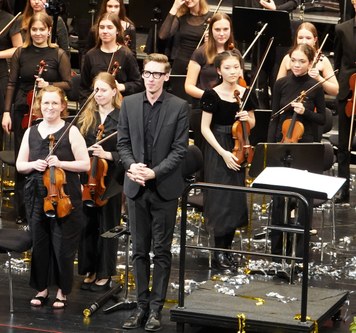Matthias Seewald wurde als neuer musikalischer Leiter des Jugendsinfonieorchesters Dornbirn stürmisch gefeiert.