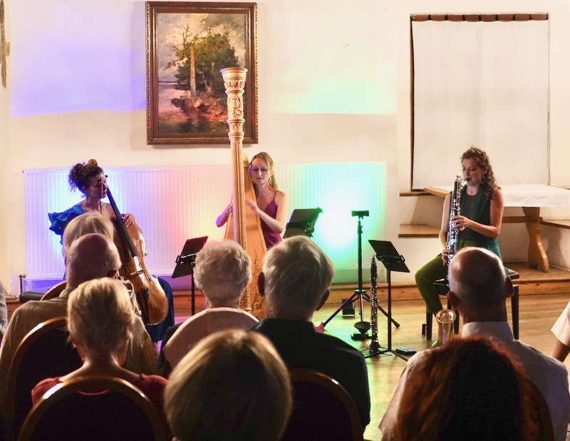 Marlies Guschlbauer, Isabel Goller und Johanna Gossner (v.l.n.r) spielten Energie geladen und mit großem Einverständnis und bescherten dem Publikum im Rittersaal der Schattenburg einen vergnüglichen Sommerabend.