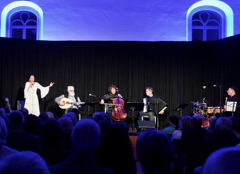 Die Atmosphäre im Salomon Sulzer Saal war wie geschaffen für die emotionsgeladenen Lieder und Kompositionen von Timna Brauer, Marwan Abado, Erich Oskar Huetter, Stefan Heckel und Chen Zimbalista.