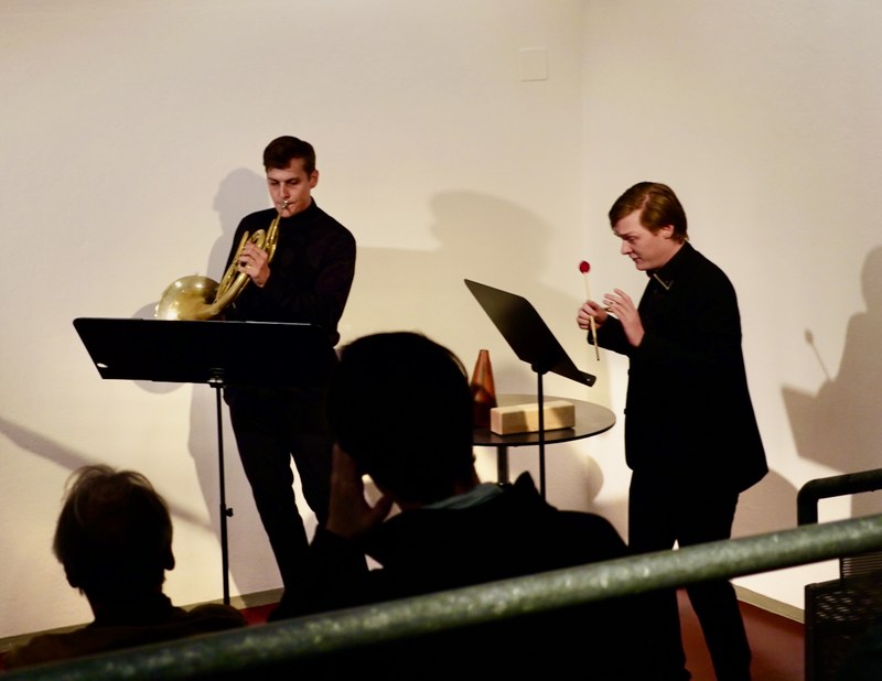 Johannes Beranek und der Bassbariton Harald Hieronymus Hein bespielten auch das Foyer im Saumarkttheater.