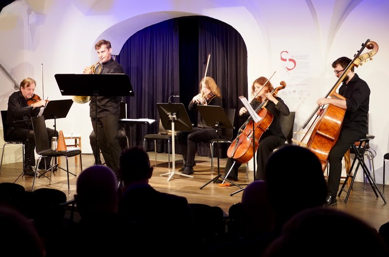 Johannes Beranek und ein Streichquintett des Wiener Concert-Vereins gestalteten einen abwechslungsreichen und vielschichtigen Eröffnungsabend des Schallwende-Festivals am Feldkirchen Saurmarkt.
