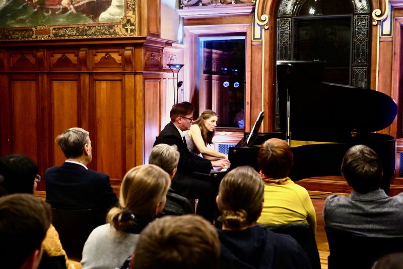 Im stimmungsvollen Ambiente der Villa Grünau musizierten Kathrin Nußbaumer und Arndt Rausch emotionsgeladen und virtuos miteinander.