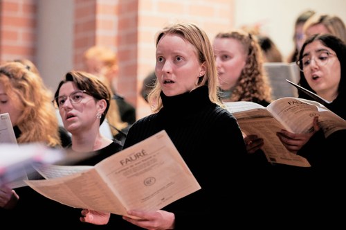 In intensiven Probenarbeiten haben die Sänger:innen der Stella Privathochschule und des Feldkircher Kammerchores dieses bis zu sechsstimmige anspruchsvolle Werk einstudiert. (Foto: Victor Marin)