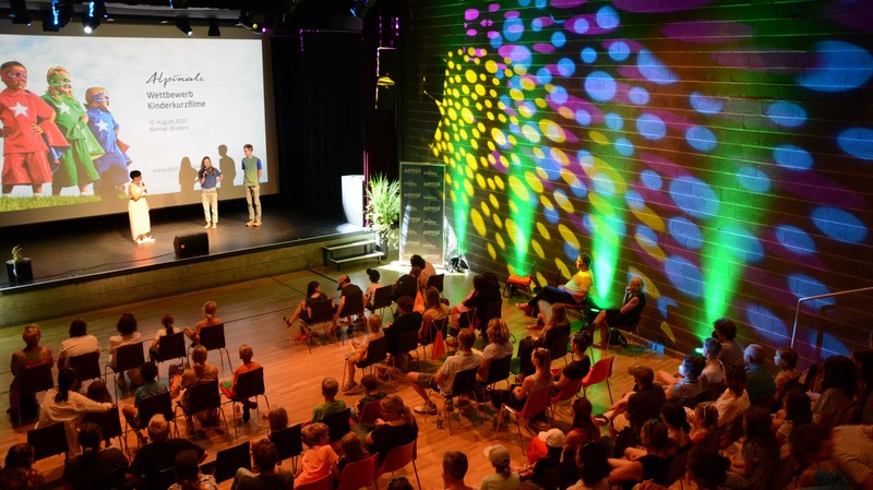 Junge Kinobegeisterte erleben beim Kinderkurzfilmwettbewerb der Alpinale internationale Filmkunst auf der großen Leinwand. (Foto: Lara Smith)
