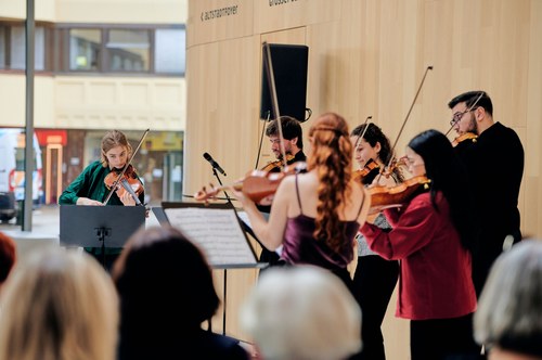 Ungewöhnliches Ensemble: Sechs Violinen ohne Bass aus der Klasse Rudens Turku (Foto: Victor Marin)
