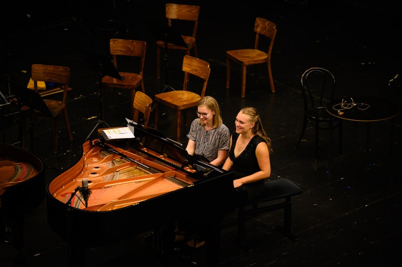 Klavier vierhändig in perfekter Harmonie: Laurah Kasemann und Hanna Bachmann (Foto: Boon Chung Chi)