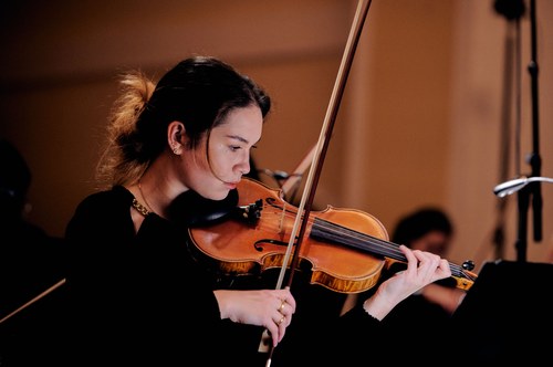 Gab zur Einstimmung auf das Konzert ein originelles Interview mit sich selbst: Konzertmeisterin Franziska Stemmer (Foto: Victor Marin)