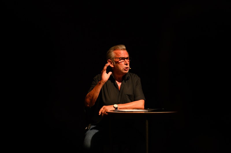 Hubert Dragaschnig erzählte die Geschichte vom Karneval der Tiere (Foto: Boon Chung Chi)