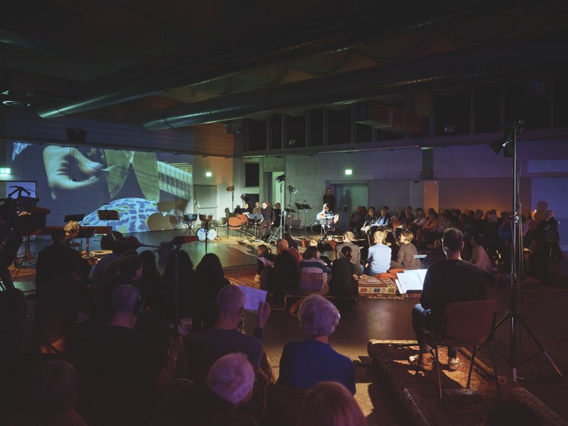 „Persisch“ und „perkussiv“ zelebrierten Folkert Uhde und Ilka Seifert einen Abend über gute Gastgeberschaft mit exzellenten Musiker:innen, einer außergewöhnlichen Werkauswahl und indem sie alle Sinne anregten. (Foto: Montforter Zwischentöne)
