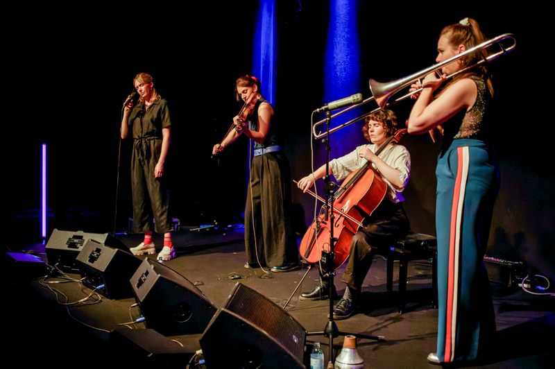 Im Damenquartett Hilde aus Köln gibt es zwar keine Hilde, aber Marie Daniels, Julia Brüssel, Emily Wittbrodt und Maria Trautmann (v.l.n.r.) sind bestens bekannt für ihre zeitlos schönen, makellos arrangierten Klangbilder (Foto: Stefan Hauer)